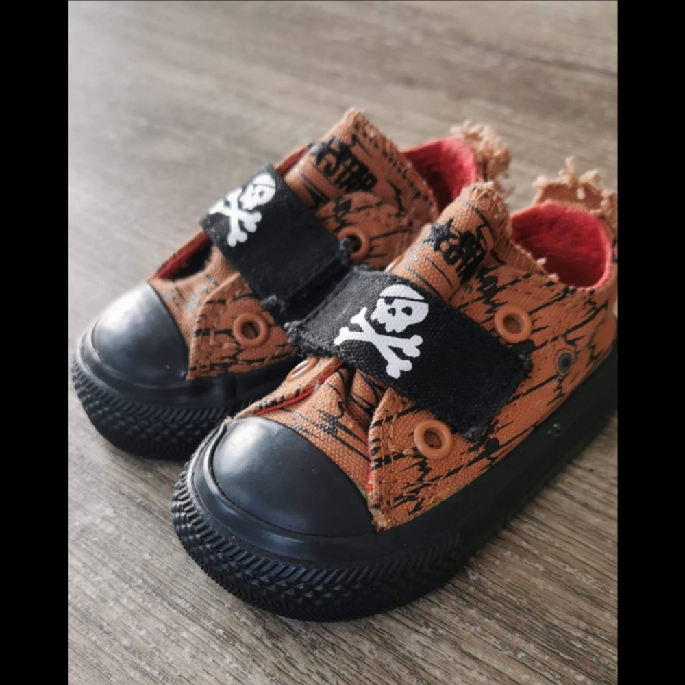 Skull & Crossbones Baby Converse